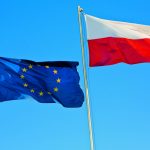 Flaggen der EU und Polens